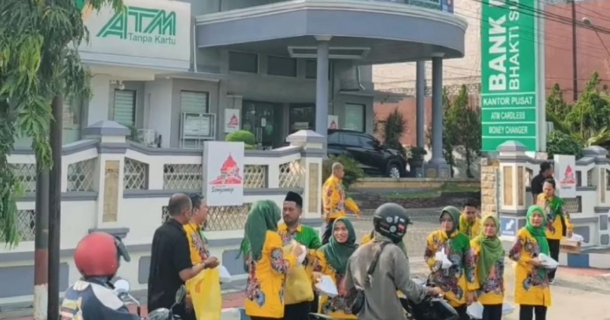 Awali Ramadhan dengan Berbagi, Bank BPRS Bhakti Sumekar Bagikan Ratusan Takjil untuk Masyarakat