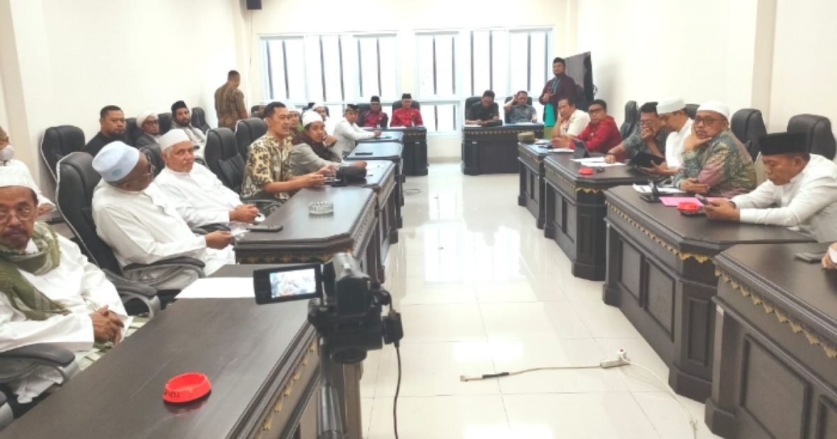 Sejumlah Tokoh Ulama dan Habaib saat mendatangi Kantor DPRD saat dialog Tentang Maraknya THM di Kabupaten Sumenep bersama Ketua dan Sejumlah Anggota DPRD Sumenep. (Foto : liputan12).