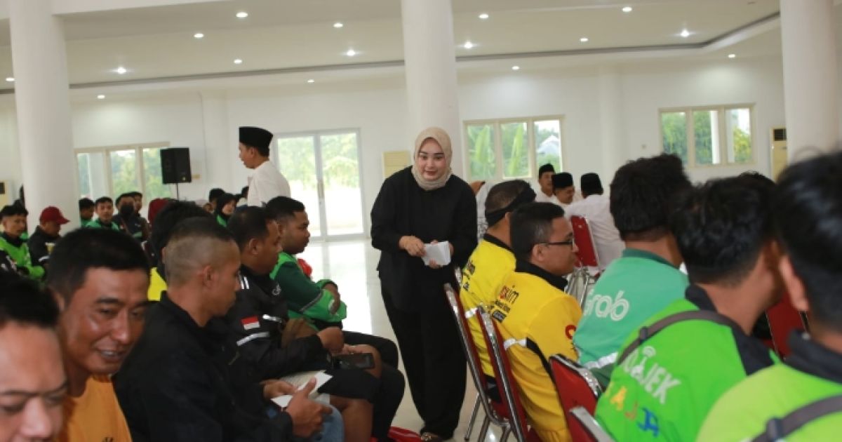 MH. Said Abdullah Anggota DPR RI F-PDI Perjuangan bersama Tim saat Berbagi bersama Ratusan Ojol di Sumenep. (Foto : Istimewa).