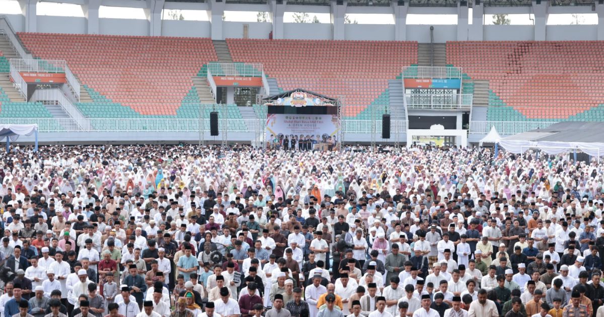 Puluhan ribu masyarakat Kabupaten Bogor memadati Stadion Pakansari untuk melaksanakan sholat Idul Fitri 1447 H bersama Bupati Bogor, Rudy Susmanto, Sabtu, 21 Maret 2026