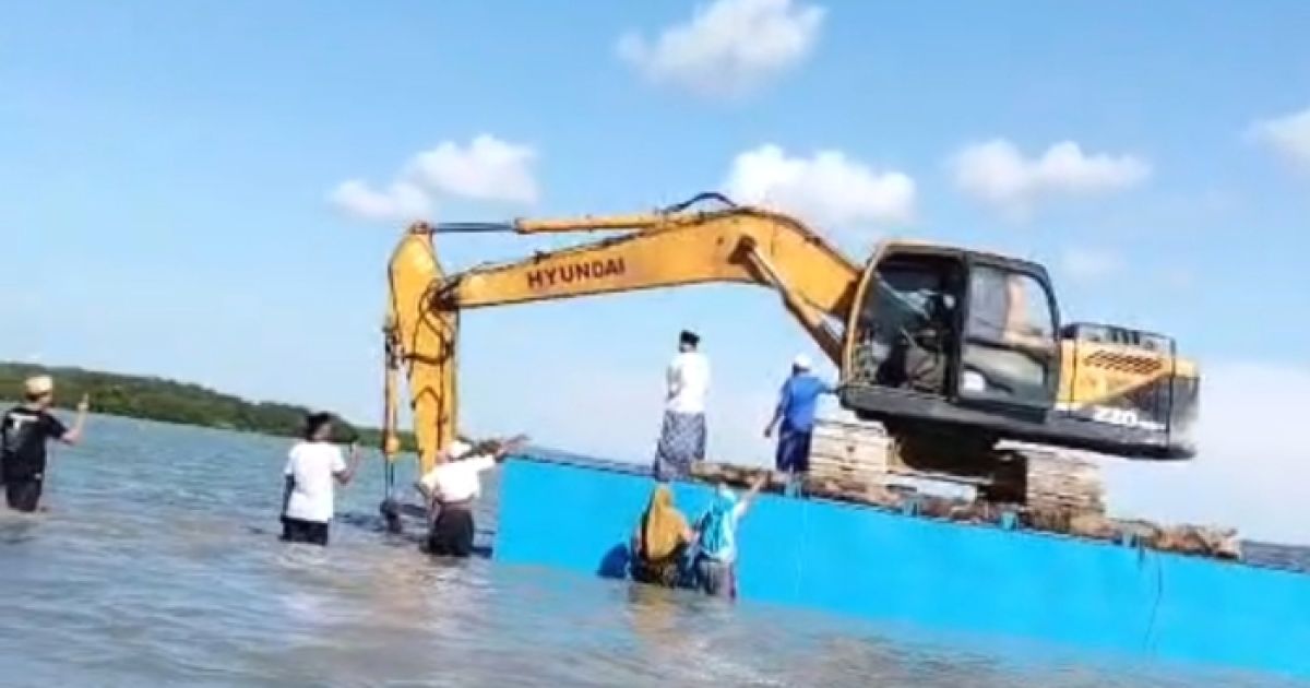Hadang Excavator, Warga Kampung Tapakerbau Gersik Putih Tolak Reklamasi, Pemkab Sumenep Dinilai Tutup Mata