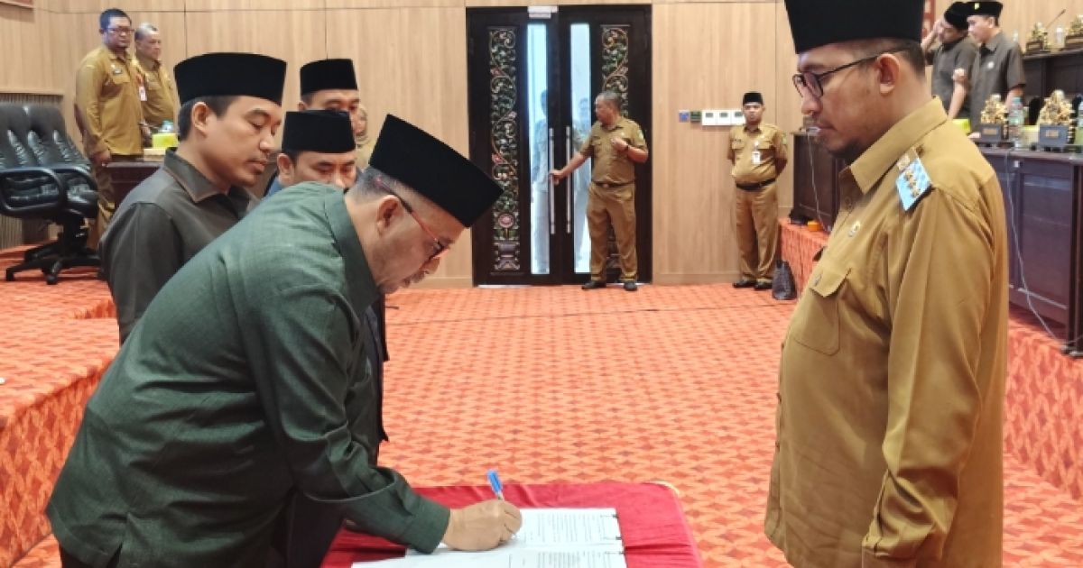 Ketua DPRD Sumenep, H. Zainal Arifin saat penandatanganan Naskah Tiga Raperda Bersama Bupati Sumenep, Achmad Fauzi Wongsojudo di Ruang Rapat Patipurna DRPD Sumenep. (Foto : Istimewa).