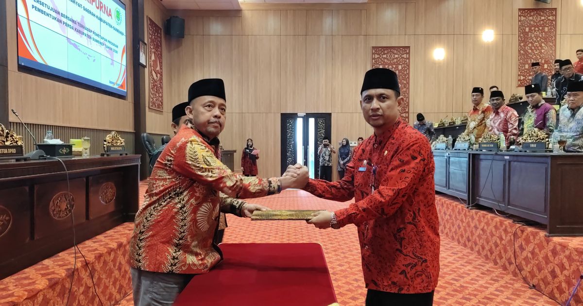 Ketua DPRD Sumenep, H. Zainal Arfifin saat penandatanganan raperda bersama Sekdakab Sumenep, (Foto ; Istimewa).