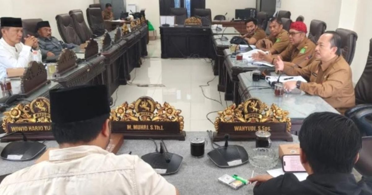Suasana Rapat Pembahasan tentang Pengelolaan Aset Daerah Oleh Pansus DPRD OPD Sumenep Terkait. (Foto : liputan12).