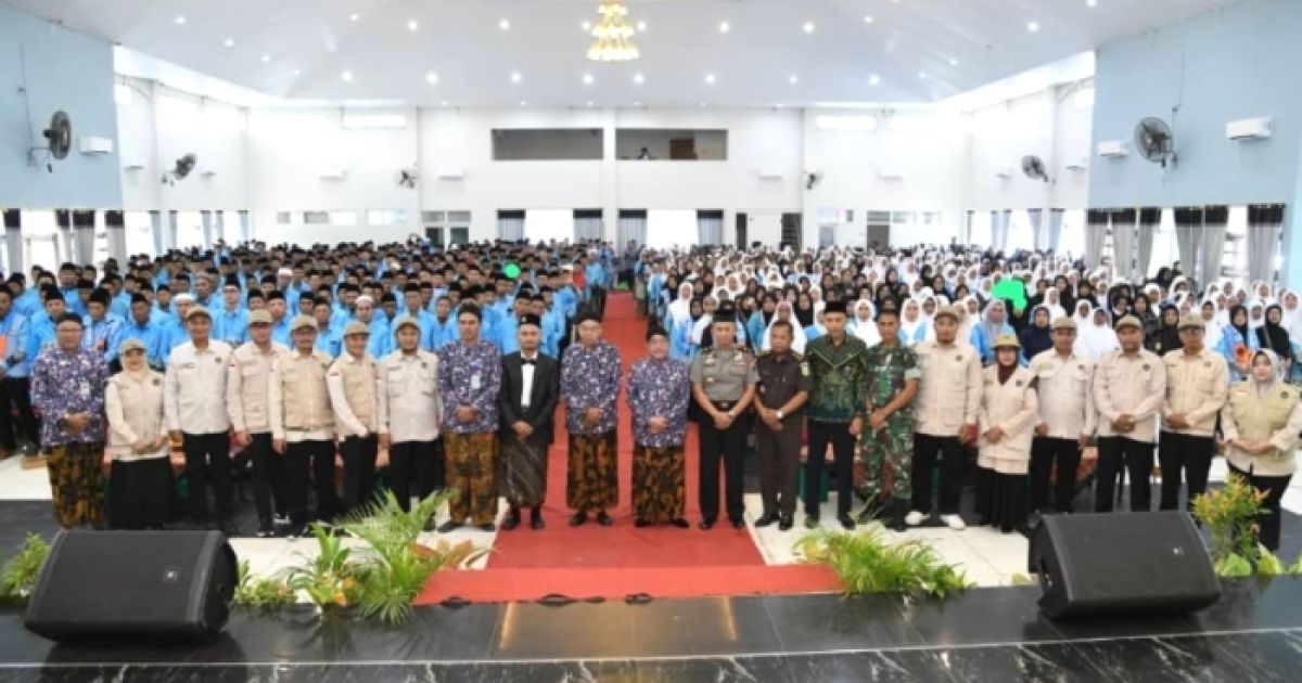 Sesi Foto Bersama Pemkab Sumenep bersama Calon Jamaah Haji Sumenep 2026 di Gedung Korpri. (Foto : Istimewa).