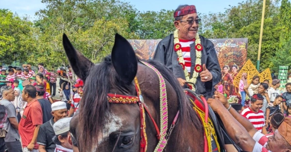 Wakil Bupati Sumenep, KH. Imam Hasyim saat Menaiki Kuda (Jeren Serek) milik peserta usai Melepas Acara di GOR A. Yani Sumenep. (Foto : liputan12).