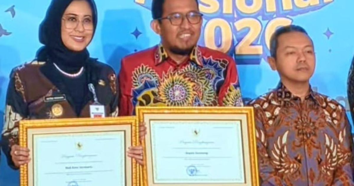 Bupati Sumenep, Achmad Fauzi Wongsojudo (Tengah Memakai Baju Batik) saat menerima penghargaan RBD 2026 di Gedung Garuda, Pusat Pelatihan SDM Kemendikdasmen, Kota Depok. (Foto : Istimewa).