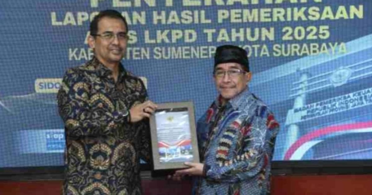 Wabup Sumenep, KH. Imam Hasyim saat menerima Penghargaan pencapaian positif tata kelola keuangan daerah dengan meraih opini Wajar Tanpa Pengecualian (WTP) dari BPK RI. (Foto : Istimewa).