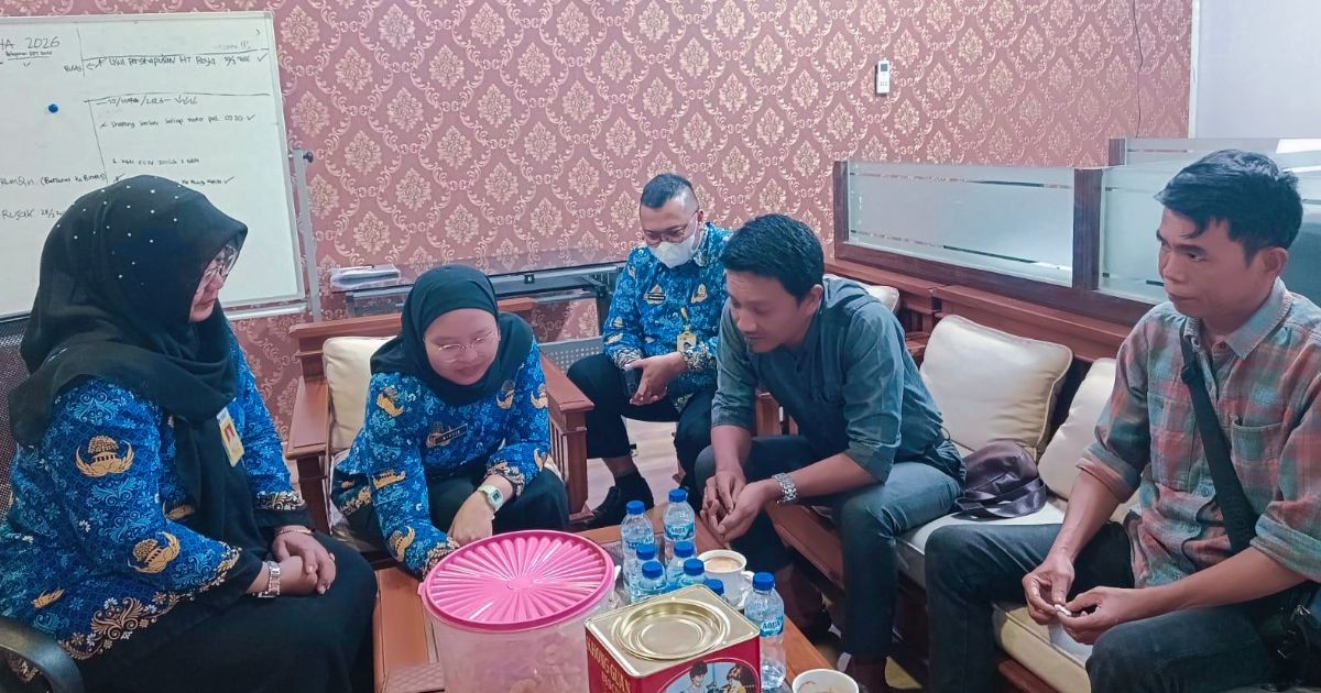Humas beserta staf saat menyampaikan klarifikasi terkait alokasi anggaran belanja pemeliharaan gedung dan bangunan di lingkungan Kantah Kabupaten Bogor I, Selasa, 2 Juni 2026 (Dok. Foto: liputan12)