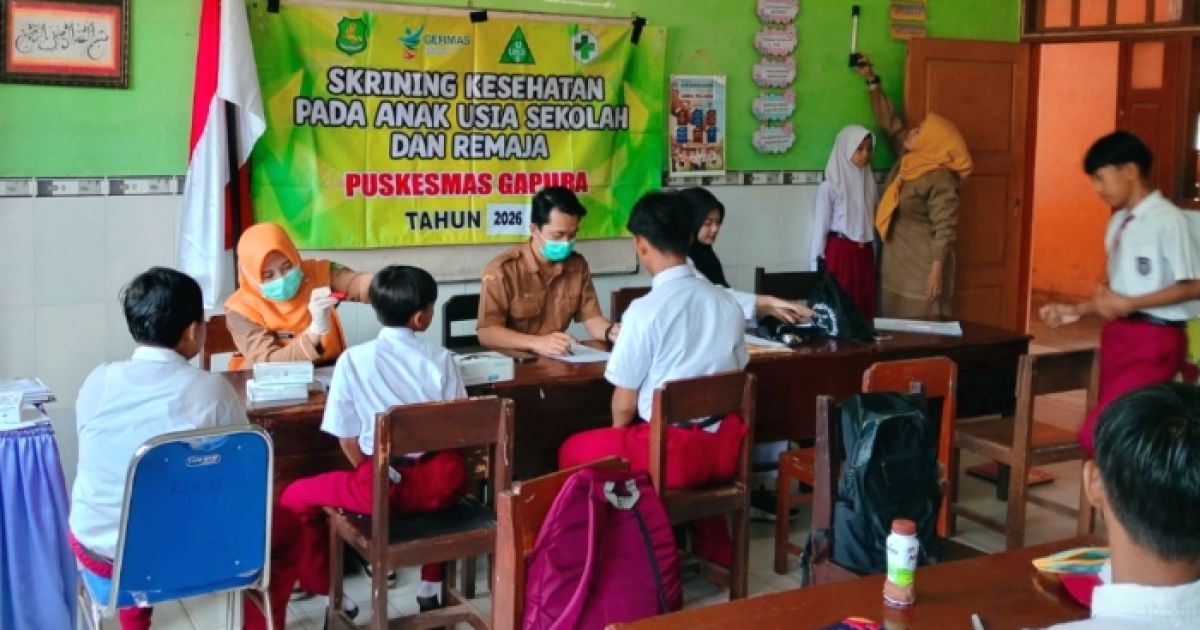 Tim Medis Puskesmas Gapura saat menggelar CKG Sekolah di SDN Gapura Barat 1 Kecamatan Gapura Sumenep, (Foto : Istimewa).