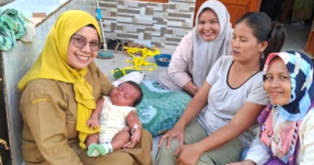 Penuh Semangat para Nakes Puskesmas Raas saat mengunjungi Rumah Warga. (Foto : Istimewa).