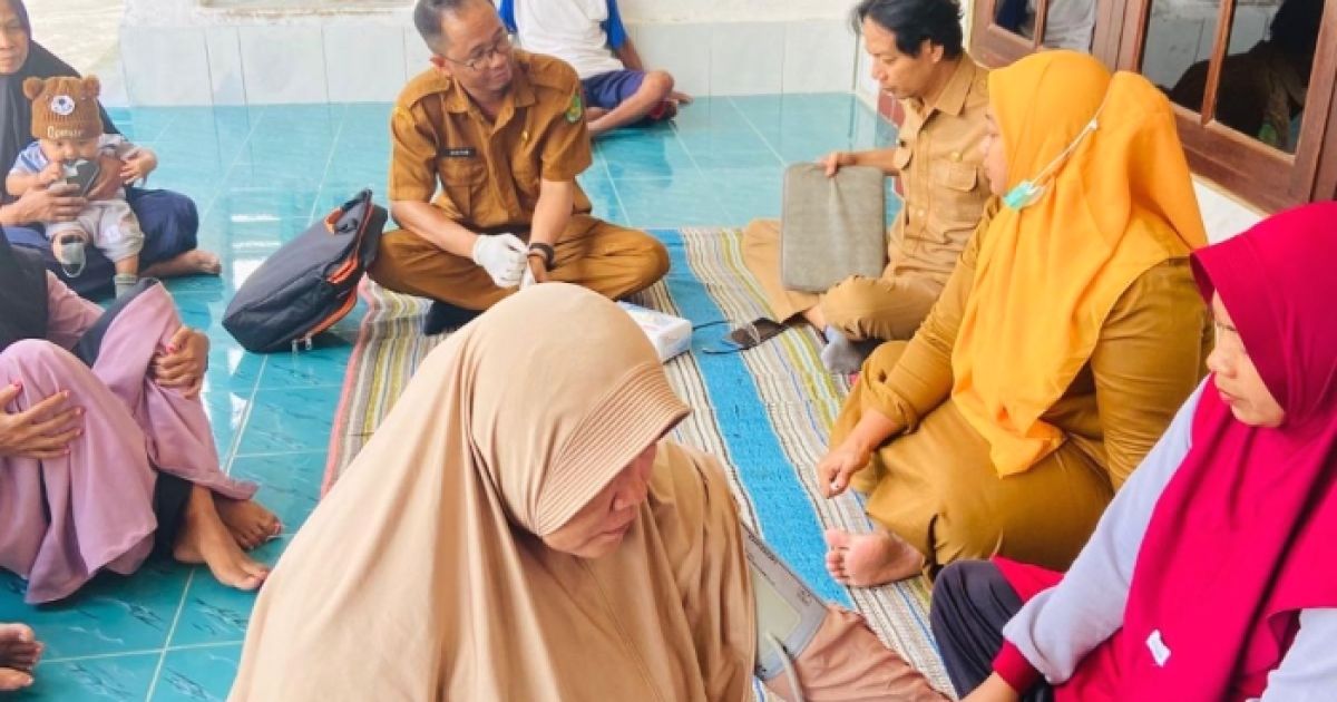 Puskesmas Nakes Muncek saat melakukan Sisialisasi Skrining CKG dan Pencegahan PTM Bersama Warga Di Desa Lembung Barat Kec. Lenteng. (Foto : Istimewa).