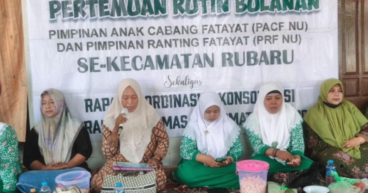 Nakes Puskesmas Rubaru saat nelakukan Sisialisasi Pencegahan Penyakit TBC Bersama Fatayat Di Desa Basoka. (Foto : Istimewa).