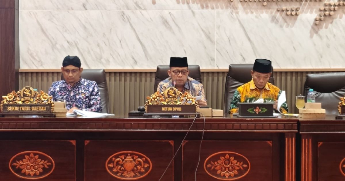 Rapat Paripurna penyampaian pandangan umum fraksi-fraksi terhadap Rancangan Peraturan Daerah (Raperda) tentang Pertanggungjawaban Pelaksanaan APBD 2025 di gedung DPRD Sumenep. (Foto ; Istimewa).