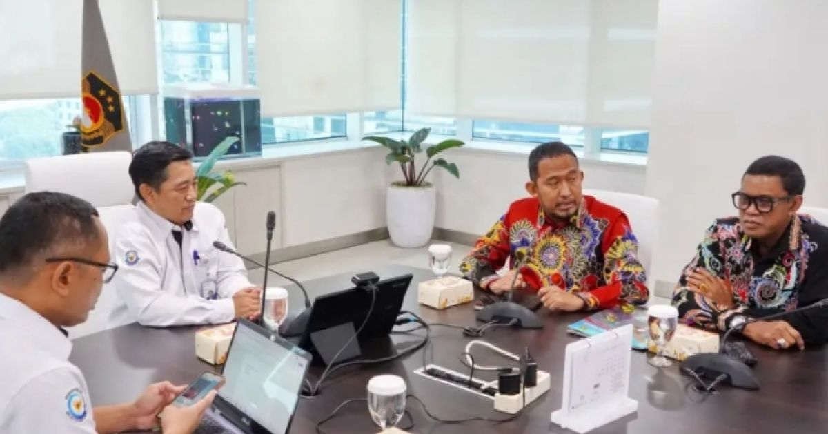 Bupati Sumenep, Achmad Fauzi Wongsojudo didampingi Kepala Dinas Perikanan Sumenep Drs. Agustiono Sulasno, MH, saat mengunjungi KKP RI di Jakarta. (Foto : Istimewa).