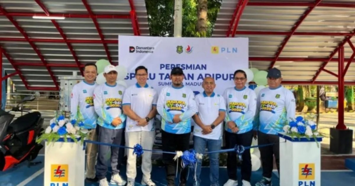 Bupati Sumenep Achmad Fauzi Wongsojudo bersama jajaran PT PLN saat meresmikan Stasiun Pengisian Kendaraan Listrik Umum di kawasan Taman Adipura Sumenep dalam rangkaian kegiatan Madura EV Day 2026. (Foto : liputan12).