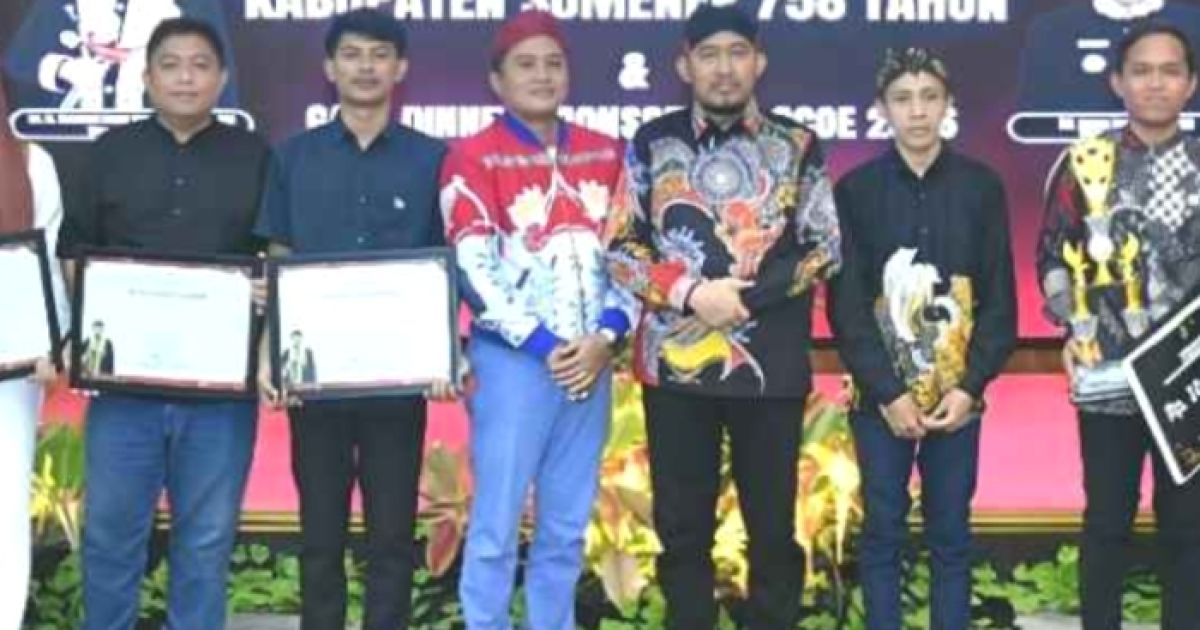 Bupati Sumenep, Achmad Fauzi Wongaojudo berama Kepala Diabudporapar, Faruk Hanafi saat Foto Bersama Pemenang Sayemvara Logo Hari Jadi ke 758 di Pendopo Agung Sumenep, (Fo5o Istimewa).