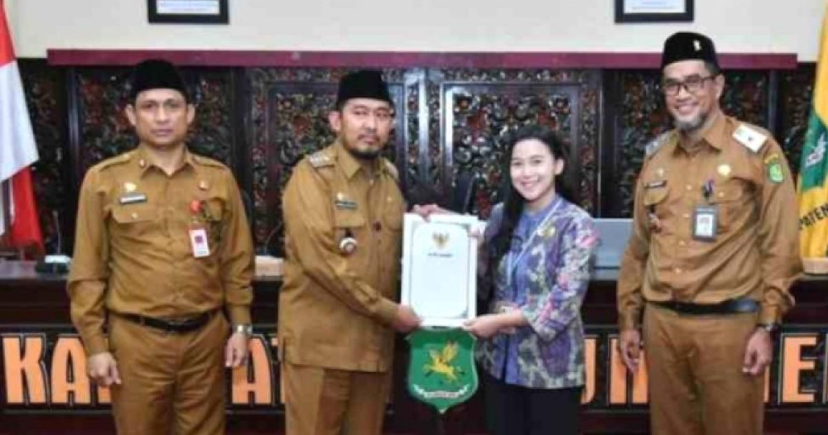 Bupati Sumenep Achmad Fauzi Wongsojudo didampingi Sekretaris Daerah Agus Dwi Saputra dan Kepala BKPSDM Benny Irawan saat Sosialisasi Implementasi Manajemen Talenta ASN sekaligus meluncurkan Sistem Informasi Manajemen Talenta (SIMANTRA). di Ruang Rapat Pemkab Sumenep. (Foto : istimewa).