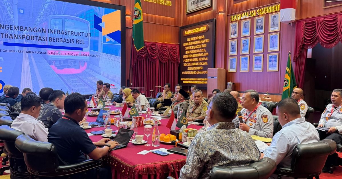Bupati Bogor Rudy Susmanto dan perangkat daerah terkait saat pertemuan dengan Kemenhub dan PT KAI (Persero) saat pertemuan Ruang Soekarno-Hatta, Pendopo Bupati Bogor, Senin, 22 Juni 2026 (Dok. Foto: Kominfo).
