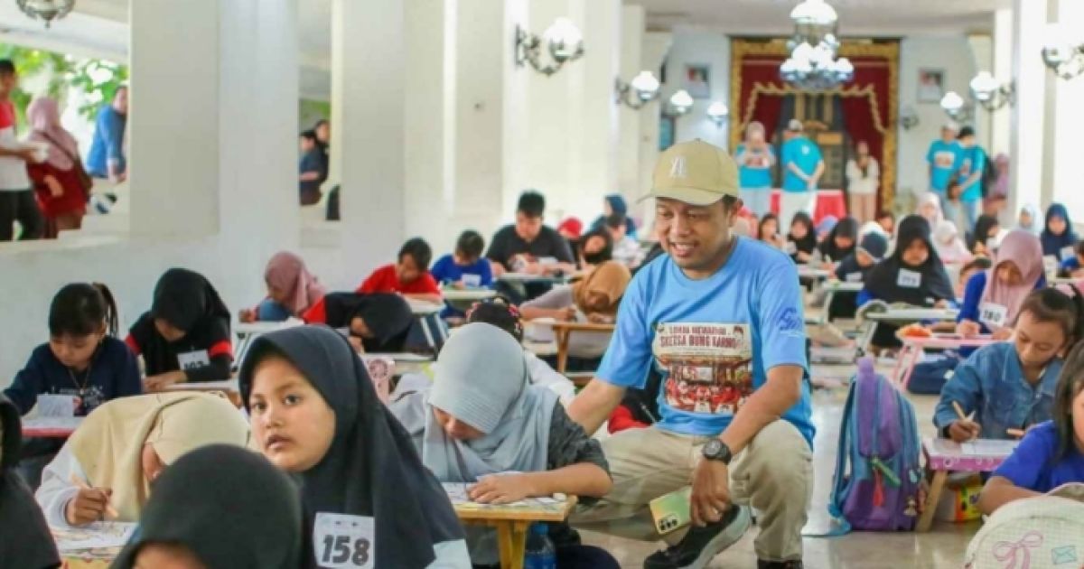 Kepala Bidang Pariwisata, Andre Zulfikarnain saat Meninjau Peserta Lomba ewarnai Sketsa Bung Karno di Pendopo Agung Sumenep. (Foto : Istimewa).