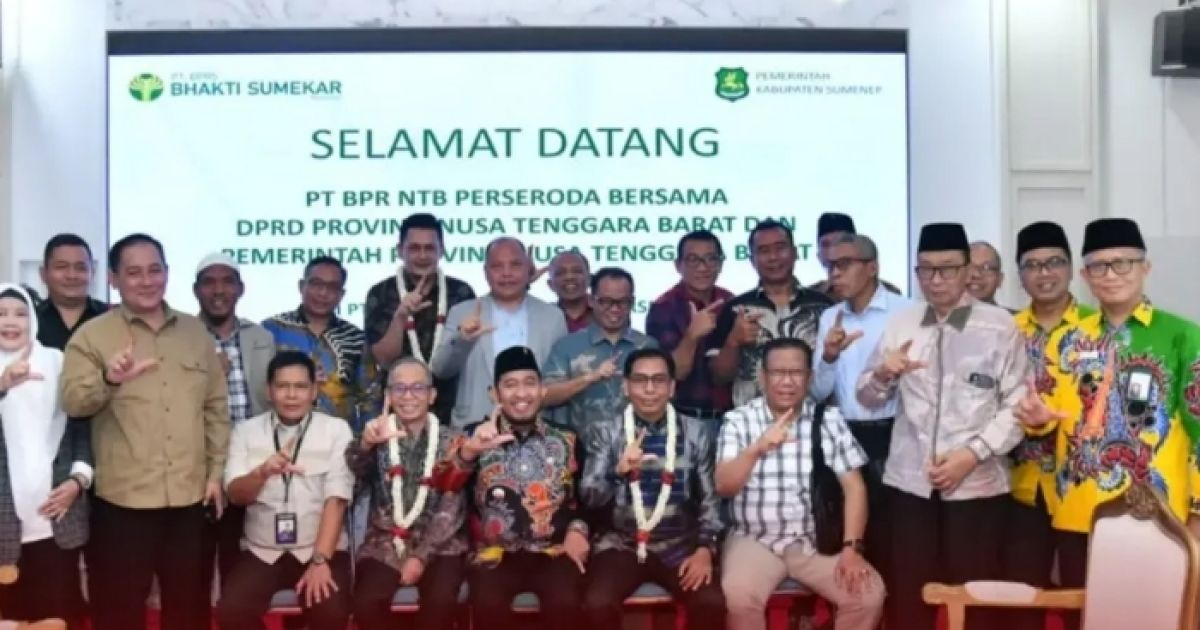 Bupati Achmad Fauzi Wongsojudo bersama jajaran Direktur BPRS Bhakti Sumekar saat melakukan foto bersama Pemprov NTB disela sela Kunjungan Kerja di Rumah Dinas Bupati Sumenep. (Foto : istimewa).