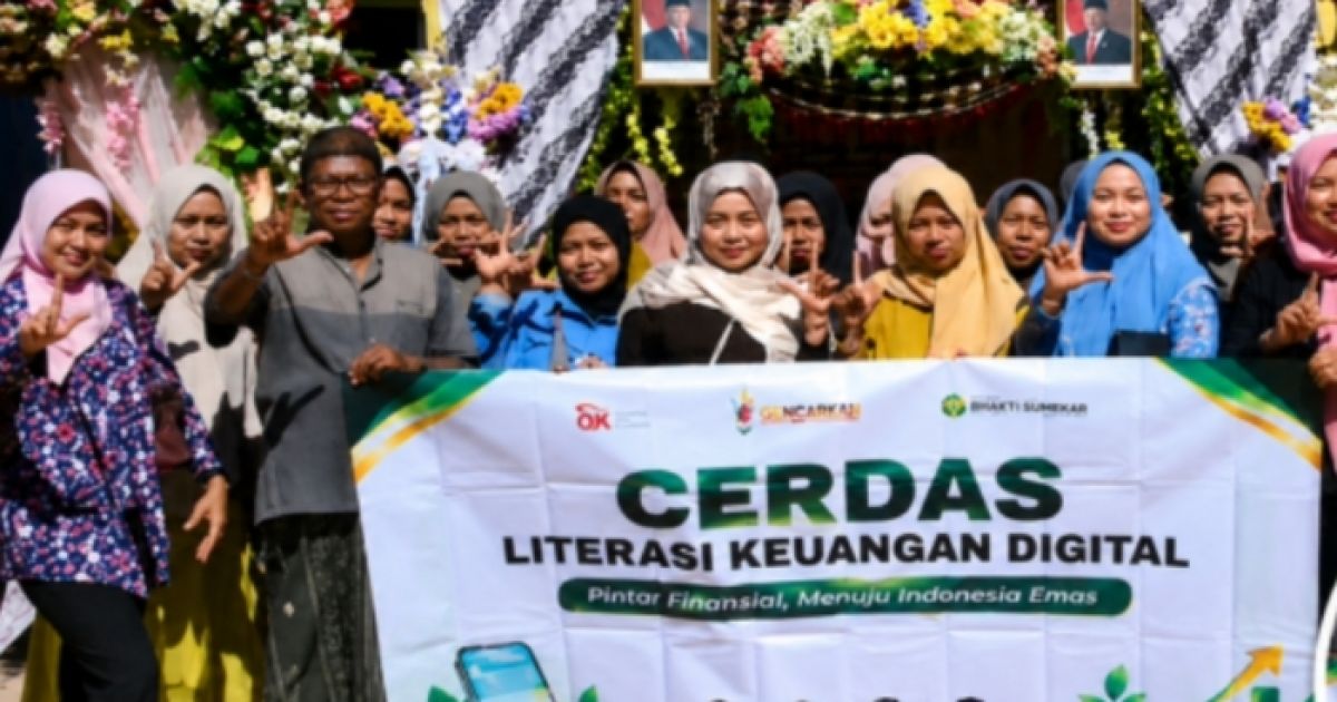 Petugas BPRS Bhakti Sumekar membagikan materi sosialisasi pengunjung kepada dalam kegiatan edukasi dan promosi produk perbankan syariah. (Foto : Istimewa)