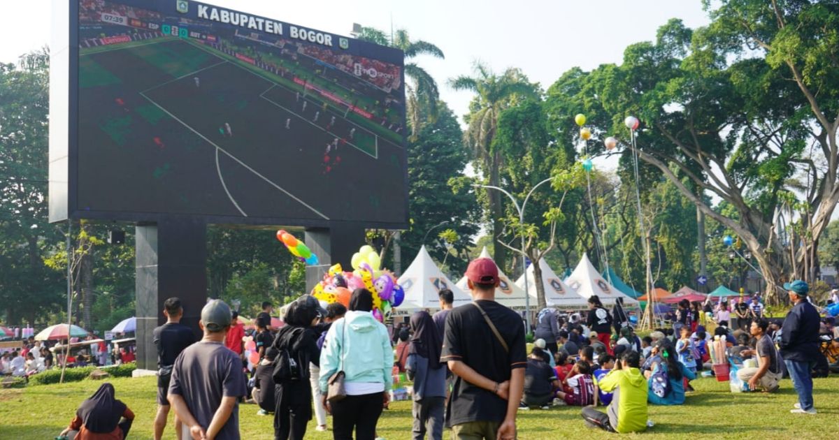 Bupati Rudy Susmanto Hadirkan Ruang Publik Nyaman di Alun-Alun Kabupaten Bogor: Warga Bisa Nobar Piala Dunia Melalui Videotron