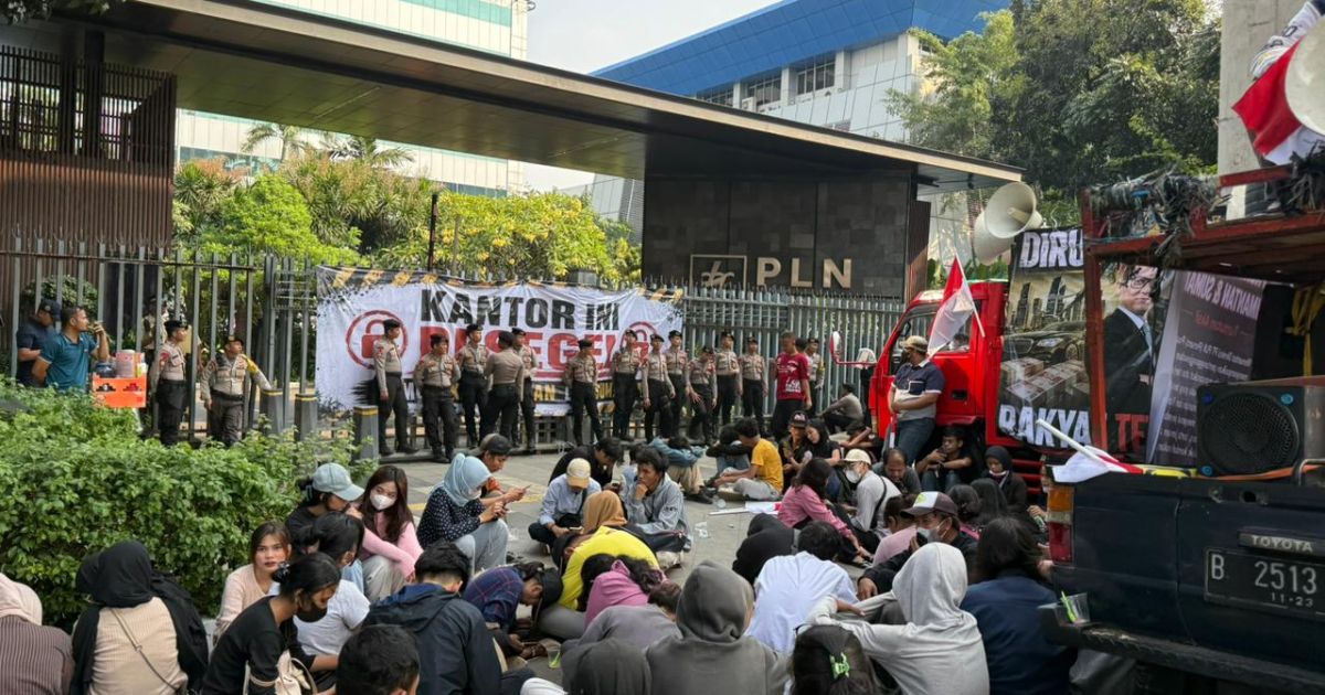 Buntut Pemadaman Listrik Bergilir, Front Pemuda Kalimantan & Sumatera 'Segel' Kantor PLN Pusat dan Desak Pencopotan Direksi