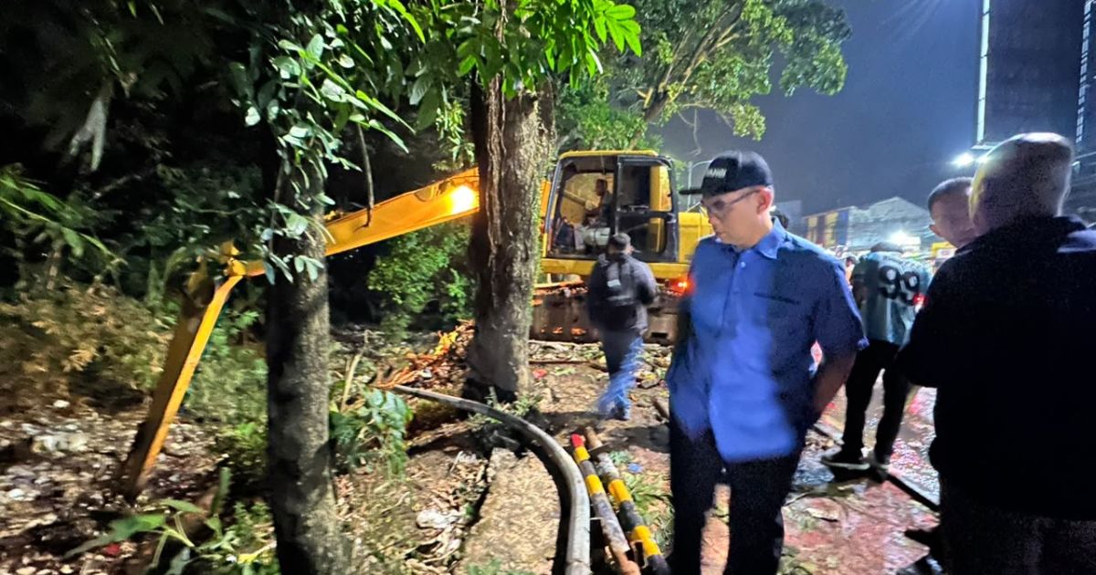 Gercep! Pemkab Bogor Turunkan Alat Berat Tangani Tumpukan Sampah di Kali Baru, Sekda Ajat Ajak Warga Jaga Kebersihan Sungai