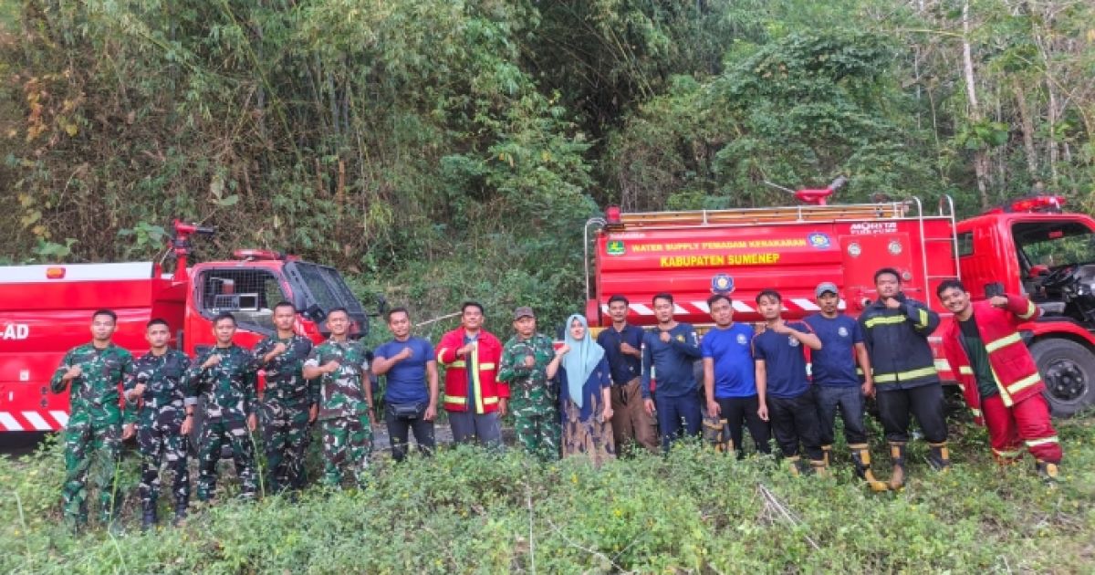Respon Cepat Personil Yonif TP 931/KJ bersama Tim Damkar Berhasil Kendalikan Kebakaran di Guluk Guluk, Dua Anak Sapi Mati Terbakar