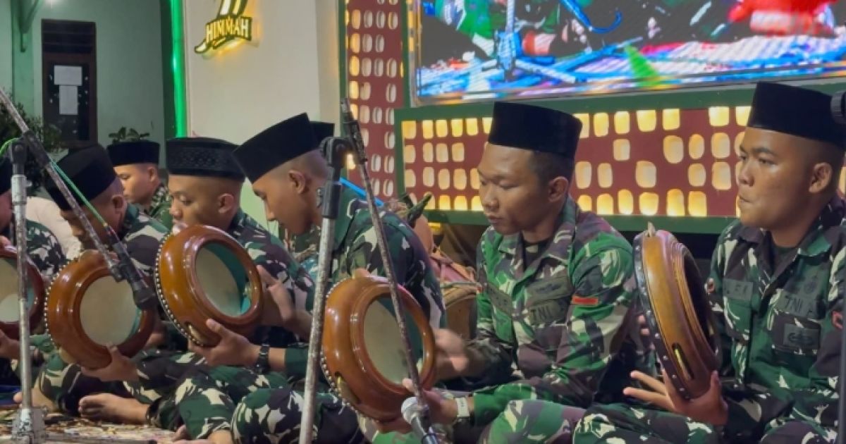 Group Hadrah Yonif TP 931/KJ Sumenep Hipnotis Ribuan Jamaah di Pengajian Akbar HIMMAH ke-51 Ponpes Al-Islamiyah Pakondang