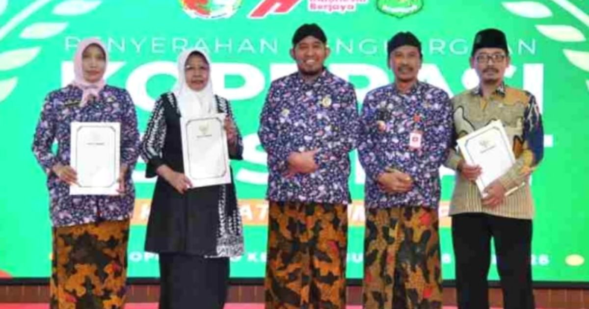 Direktur RSUD dr. H. Moh. Anwar Sumenep, dr. Erliyati saat menerima penghargaan dari Bupati Sumenep Sebagai Koperasi Sehat di Hari Koperasi ke-79 di Pendopo Agung Sumenep, (Foto : liputan12).