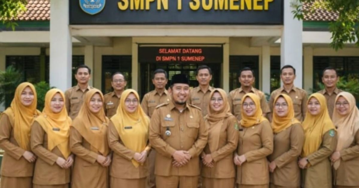 Momen Foto Bersama Guru Usai Melakukan Sidak MPLS di SMPN 1 Sumenep. (Foto : Istimewa).