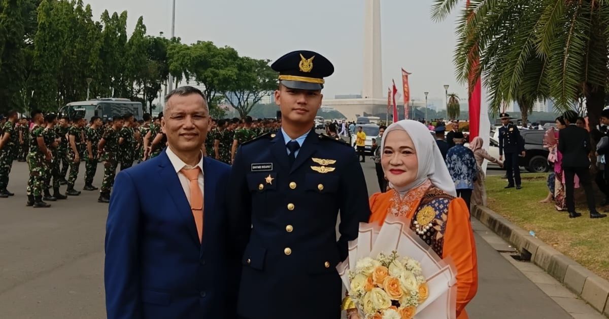 Letda Alghifari Hidayat Putra Lampung Asal Krui Resmi Dilantik, Makmur Hidayat dan Keluarga Ucapkan Syukur untuk Kedua Kalinya Hadiri Upacara Praspa di Istana Negara
