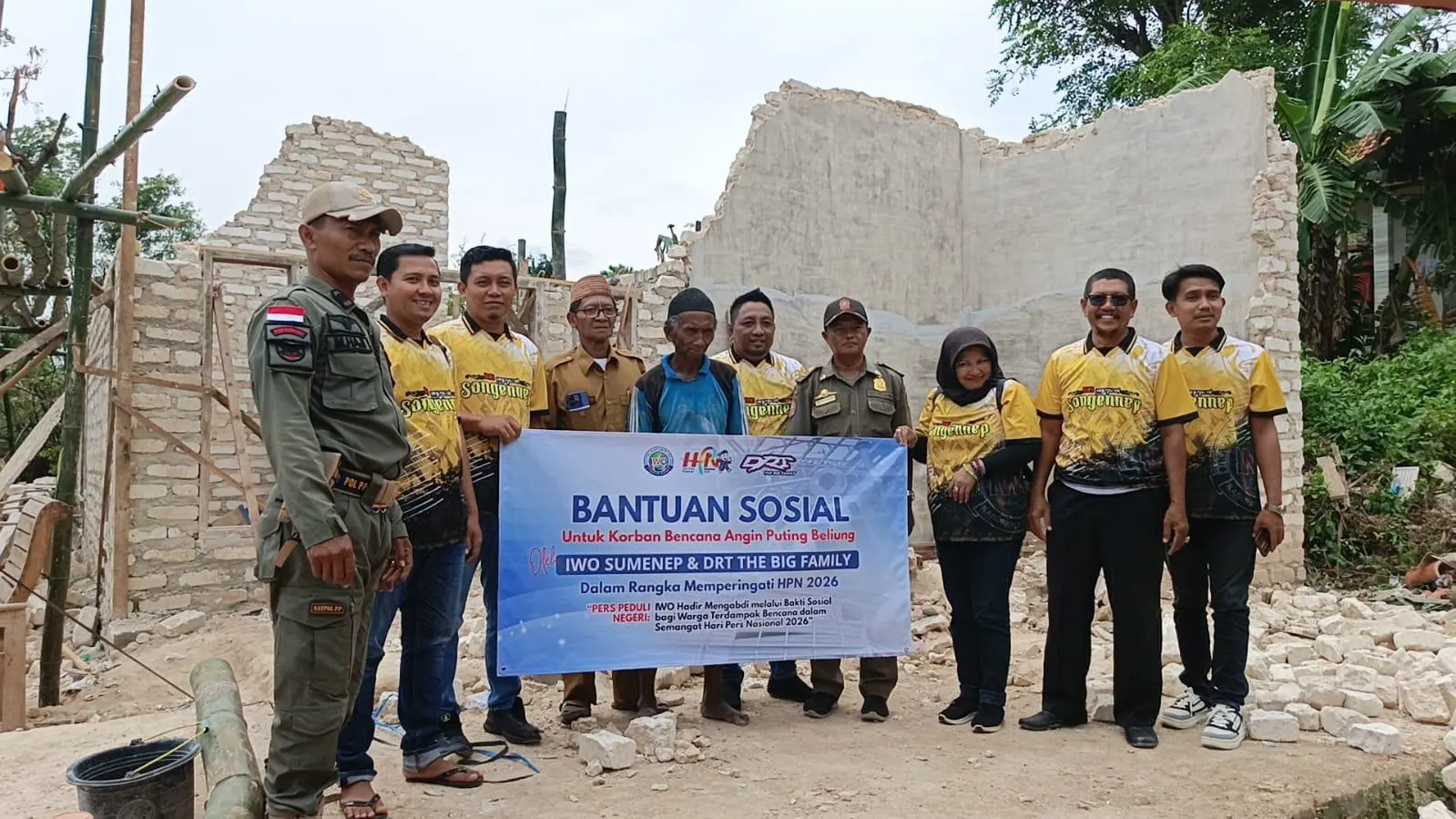 HPN 2026, IWO Sumenep Gandeng DRT The Big Family Salurkan Bantuan untuk Korban Angin Puting Beliung di Desa Karduluk