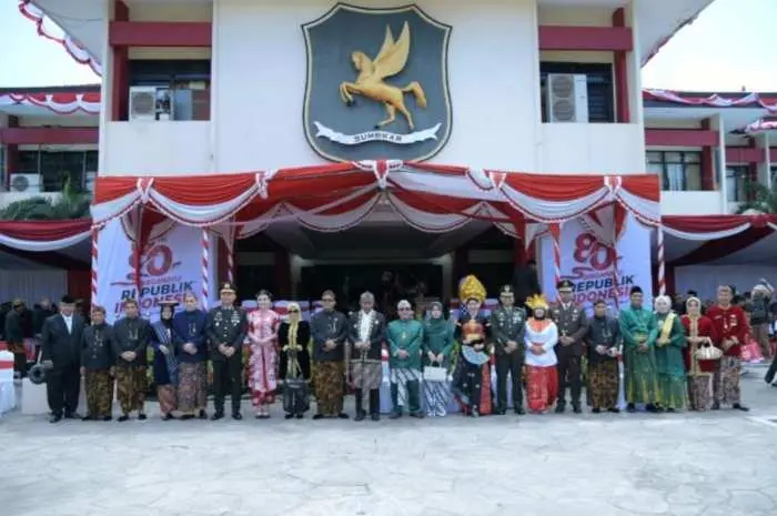 Busana Adat Nusantara Warnai Upacara HUT RI ke-80 di Sumenep