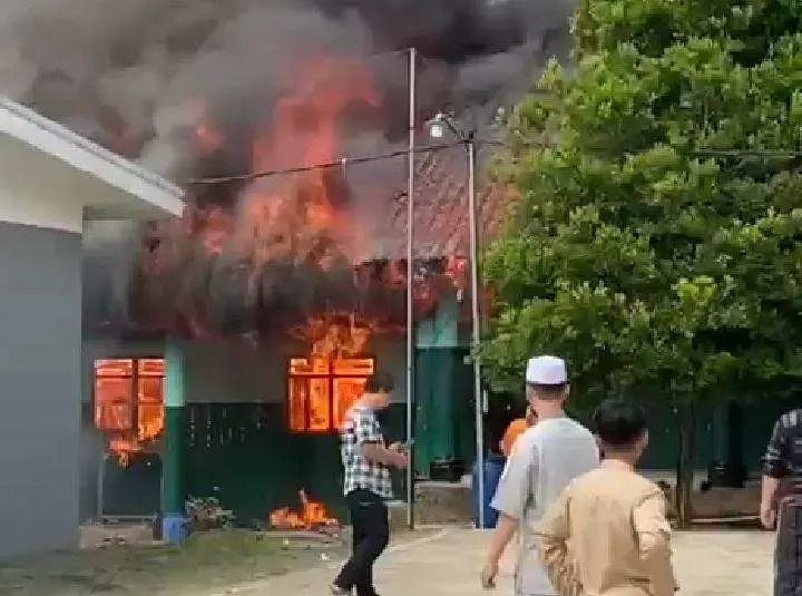Kebakaran Terjadi di Ponpes Al Inayah Gunung Sindur Bogor, Tiga Ruang Asrama Putra Hangus Terbakar