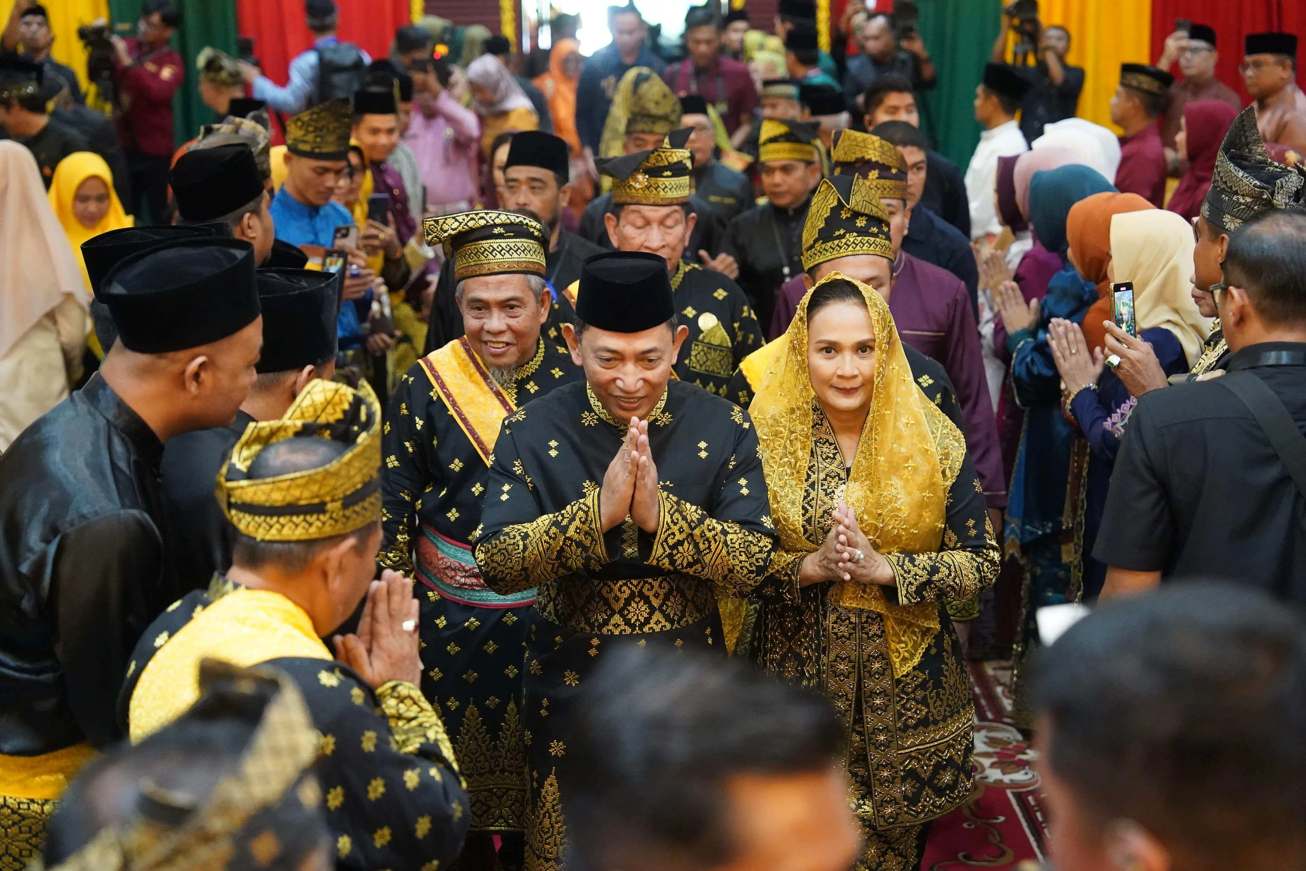 Kapolri Terima Anugerah Adat Ingatan Budi dari LAM Riau: Simbol Kehormatan, Amanah Moral dan Komitmen Kebangsaan