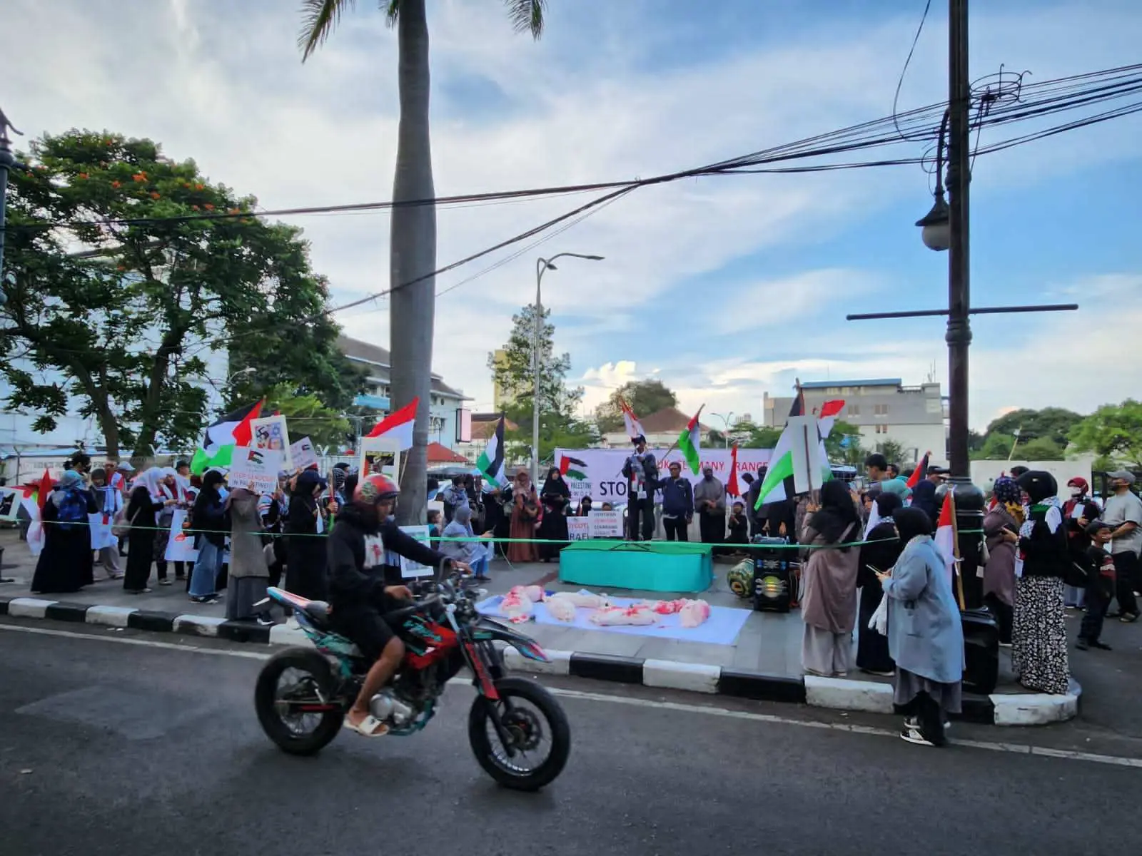 Aksi Solidaritas untuk Palestina di Ibu Kota Asia Afrika Bandung, FPN Serukan: 'Stop Genocide, Stop Arming Israel'