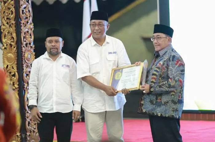 Harmoni Budaya Jadi Kunci Kesuksesan, Bupati Sumenep Sabet Penghargaan Pemimpin Inspiratif di Ajang SMSI Award 2025