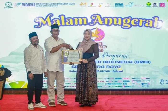 Dinobatkan Sebagai Tokoh Perempuan Inspiratif, Neng Lia Istifhama Terima Penghargaan SMSI Award 2025 di Bidang Sosial dan Literasi