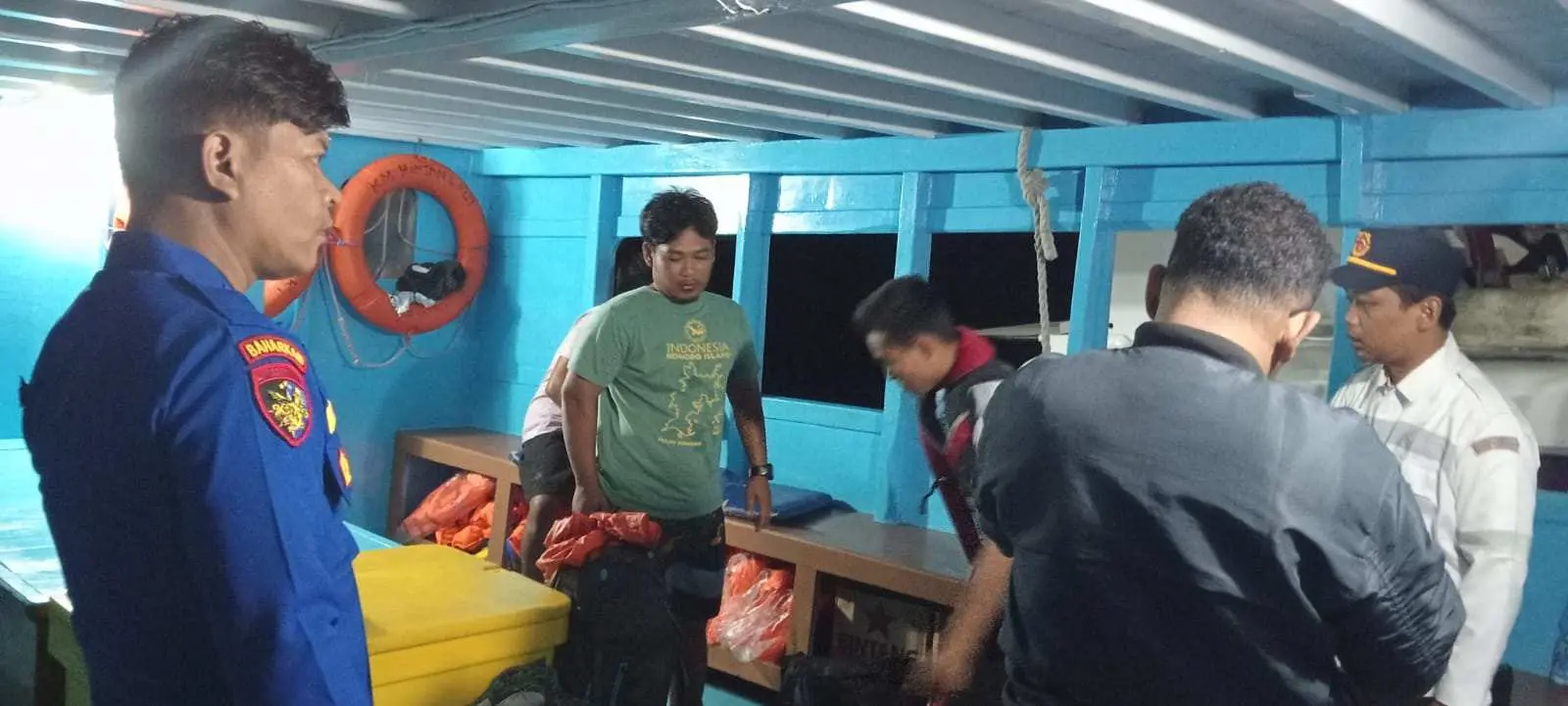 Tim SAR Gabungan Berhasil Mengevakuasi 14 Wisatawan Asing Penumpang KM Wisata Wafil Putra yang Kandas di Perairan Labuan Bajo NTT