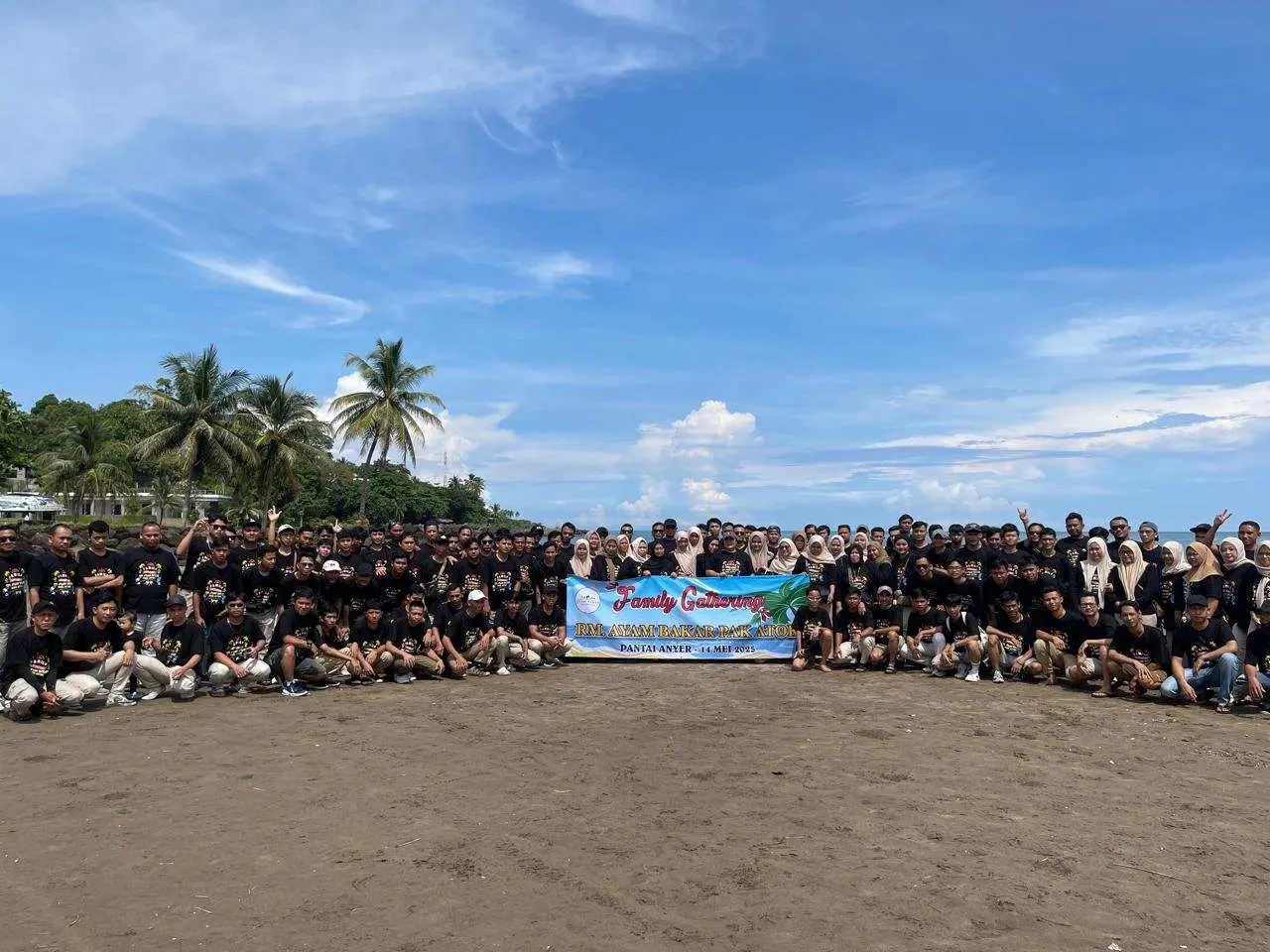 Manjakan Karyawan, Pemilik RM Ayam Bakar Pak Atok Gelar Family Gathering Penuh Keceriaan di Pantai Anyer Banten