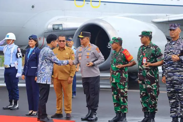 Kapolda NTT Sambut Kedatangan Wapres Gibran di Maumere, Kawal Kunjungan Kerja ke Tiga Kabupaten