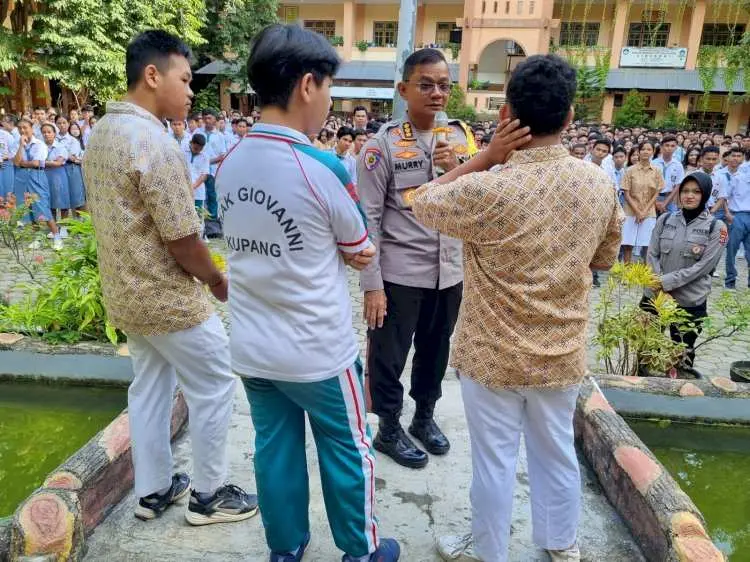 Kunjungi SMA Katolik Giovani Kupang, Irwasda Polda NTT Ajak Siswa Jauhi Narkoba dan Kekerasan