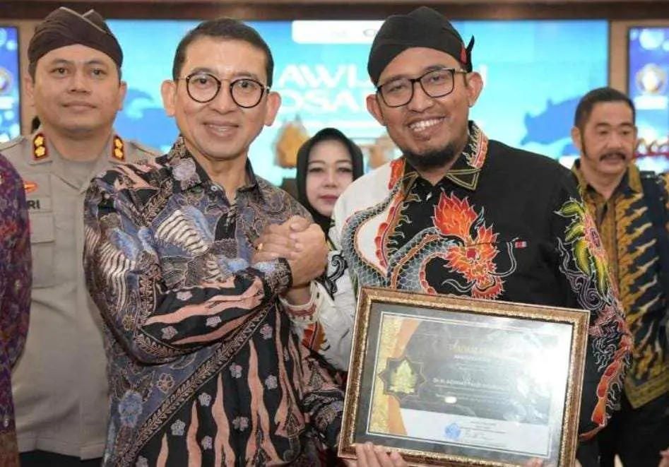 Dinobatkan Sebagai Tokoh Inspiratif Pelestarian Budaya Keris, Bupati Sumenep Terima Penghargaan dari SNKI
