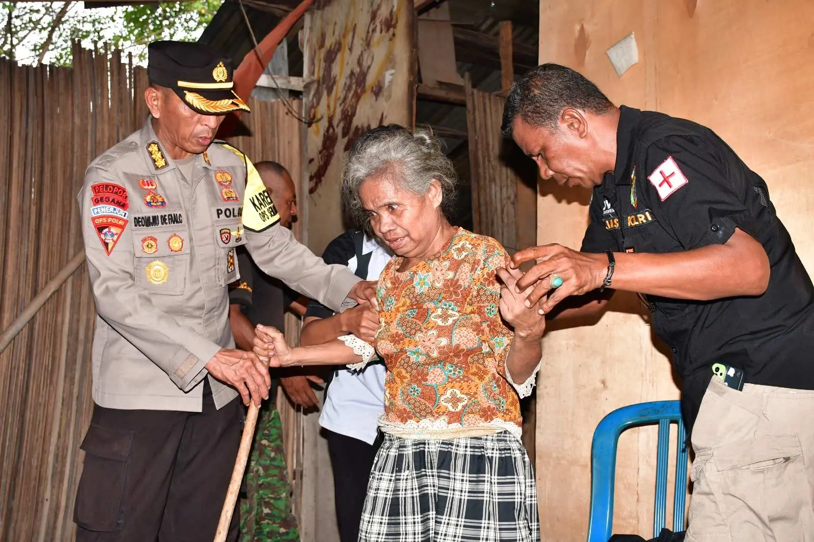 Sentuhan Kemanusiaan: Karoops Polda NTT Bantu Kursi Roda dan Layanan Kesehatan Gratis untuk Eks Pengungsi Timor Timur
