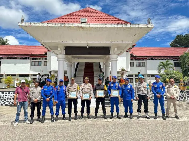 Berhasil Selamatkan Korban Kapal Tenggelam, 8 Personel Ditpolairud Polda NTT Terima Penghargaan dari Bupati TTU