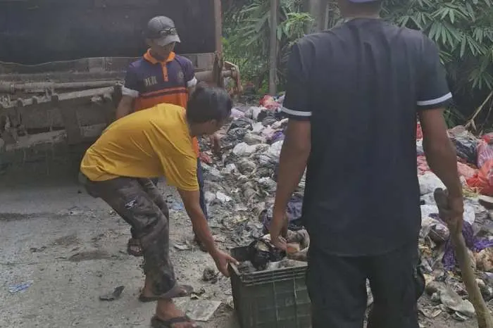 Gandeng DLH, Camat Rumpin Turun Tangan Langsung Bersihkan Tumpukan Sampah Liar