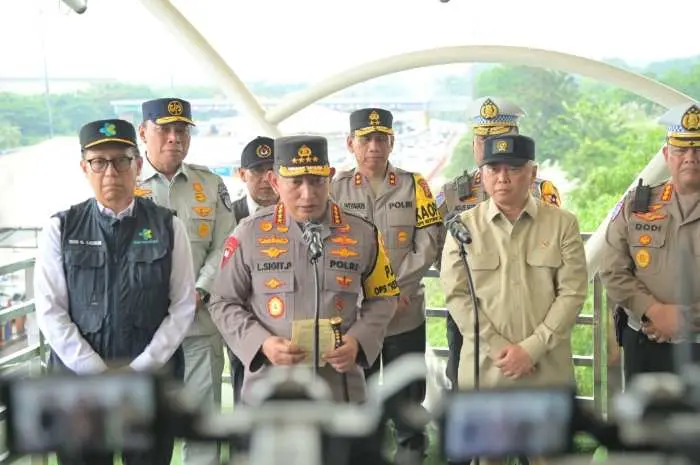 Kapolri Cek Arus Balik Lebaran 2025 Arah Jakarta di Tol Cikatama Jawa Barat